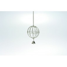 Beeztees Кормушка-мяч металлическая хромированная подвесная с дверцей и колокольчиком, 12см. (810565)
